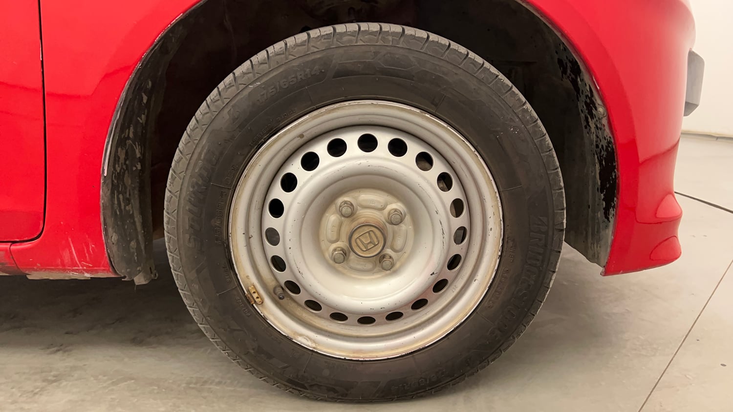 Used 2014 Honda Brio EX MT Petrol Manual tyres RIGHT FRONT TYRE RIM VIEW