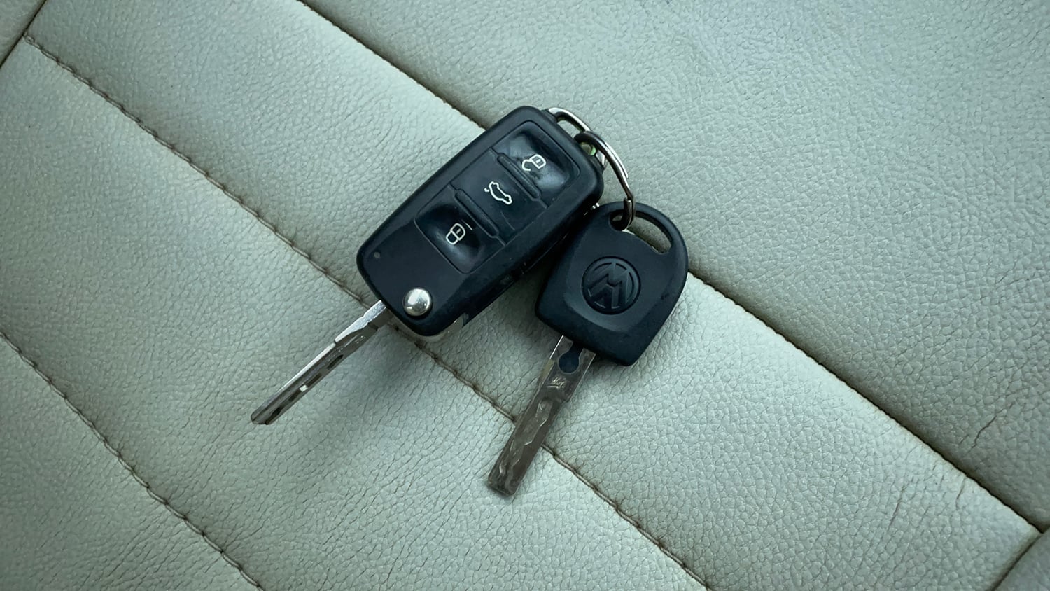 Used 2014 Volkswagen Polo Comfortline 1.2L (P) Petrol Manual extra CAR KEY VIEW