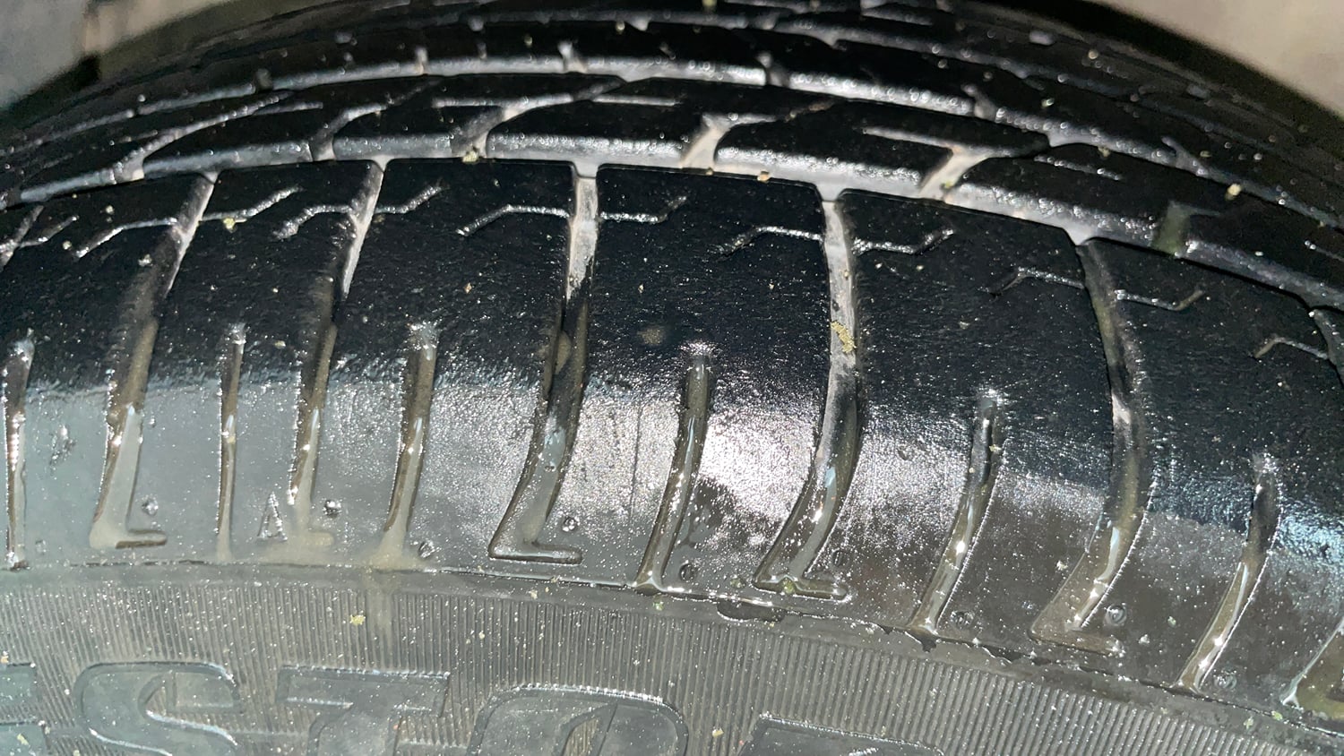 Used 2013 Toyota Innova 2.5 GX 8 STR BS-III Diesel Manual tyres LEFT FRONT TYRE TREAD VIEW