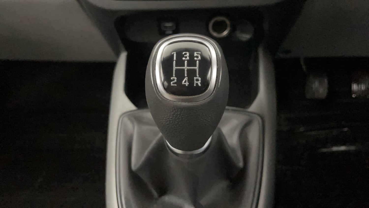 Used 2021 Hyundai Grand i10 Nios Sportz Petrol+cng(outside fitted) Cng Manual interior GEAR  KNOB VIEW