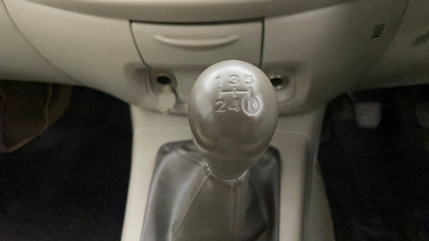 Used 2013 Toyota Innova 2.5 GX 8 STR BS-III Diesel Manual interior GEAR  KNOB VIEW