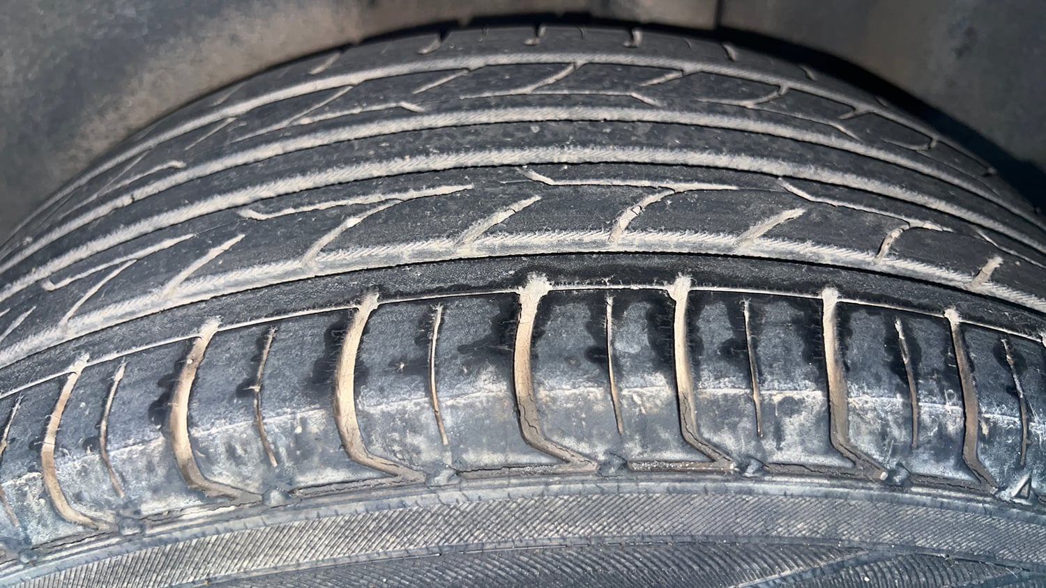 Used 2014 Volkswagen Vento Highline Petrol Petrol Manual tyres LEFT REAR TYRE TREAD VIEW