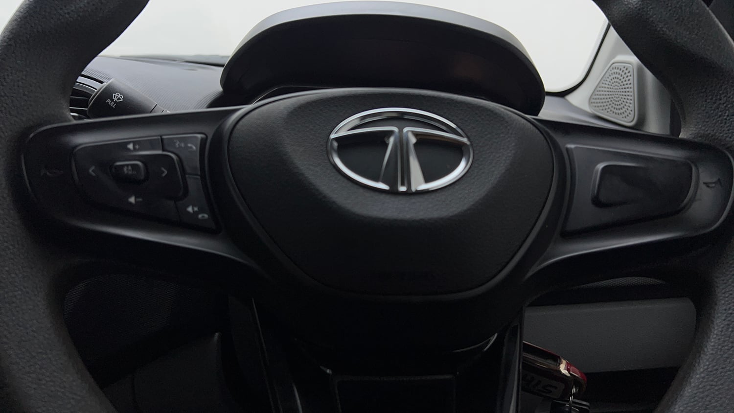 Used 2022 Tata Tiago XT Petrol Manual top_features Airbags