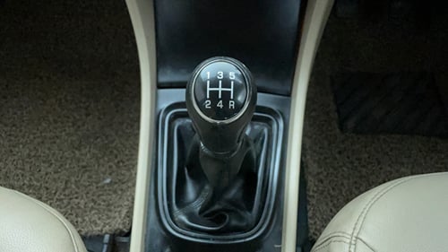Used 2017 Maruti Suzuki Ciaz Sigma 1.4 MT Petrol Manual interior GEAR  KNOB VIEW