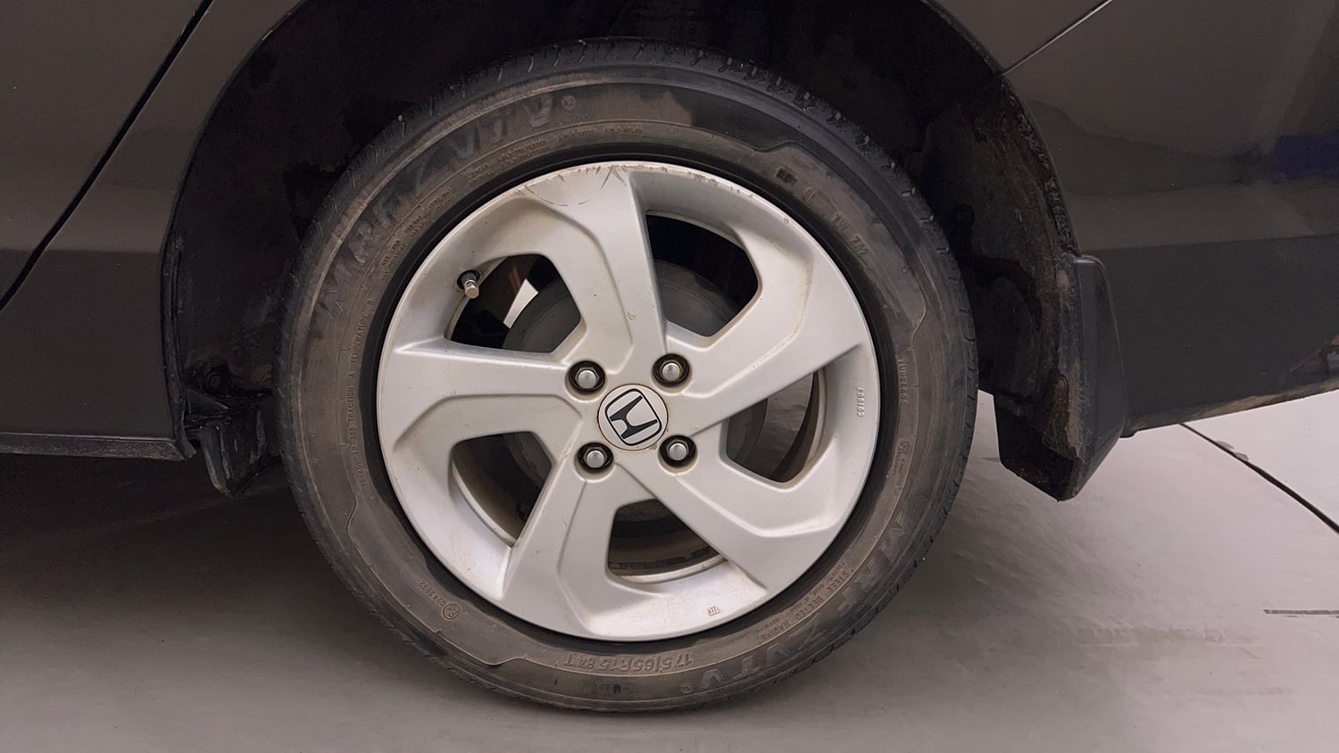 Used 2015 Honda City VX Petrol Manual tyres LEFT REAR TYRE RIM VIEW