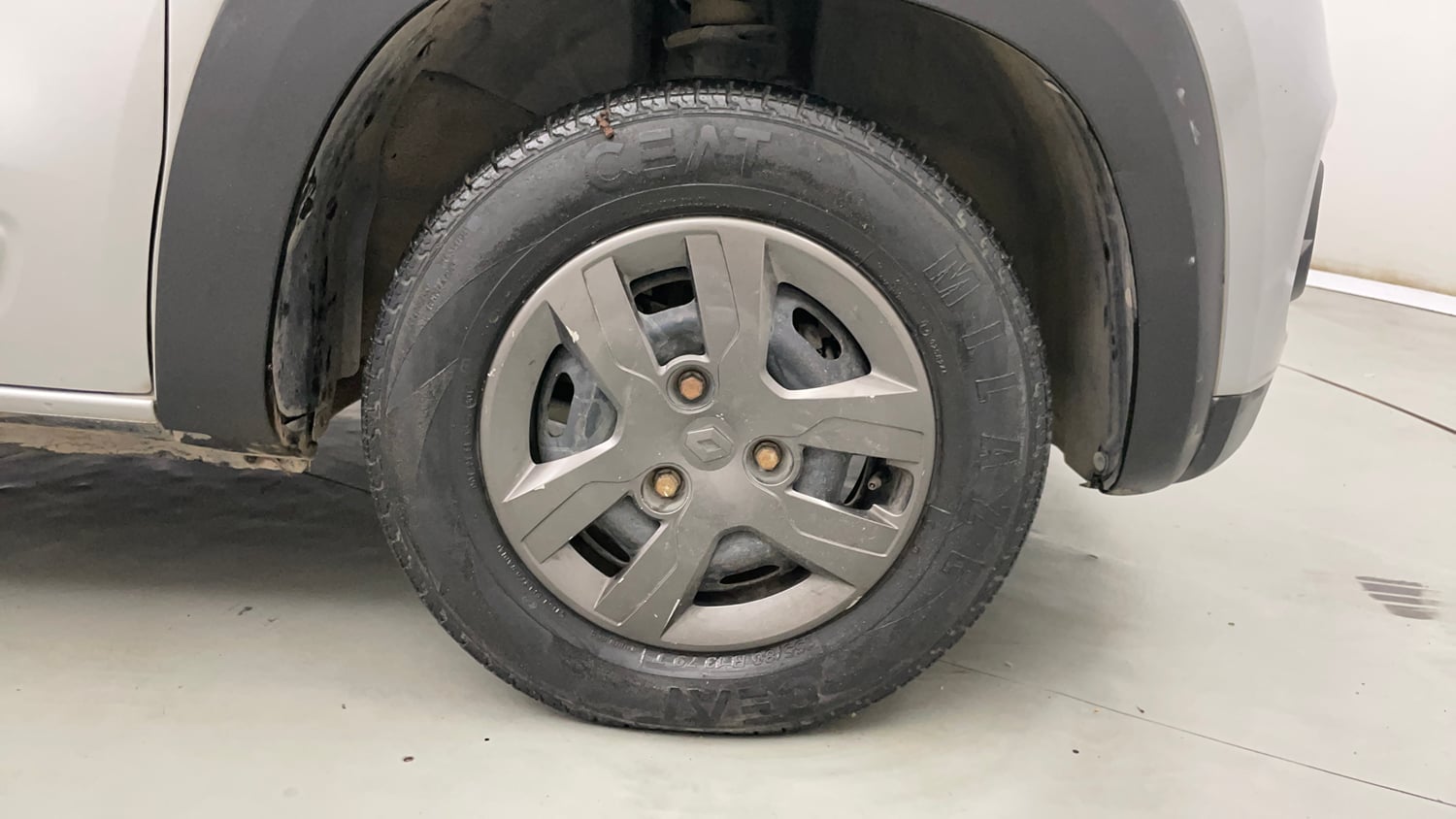 Used 2018 Renault Kwid 1.0 RXT AMT Opt Petrol Automatic tyres RIGHT FRONT TYRE RIM VIEW