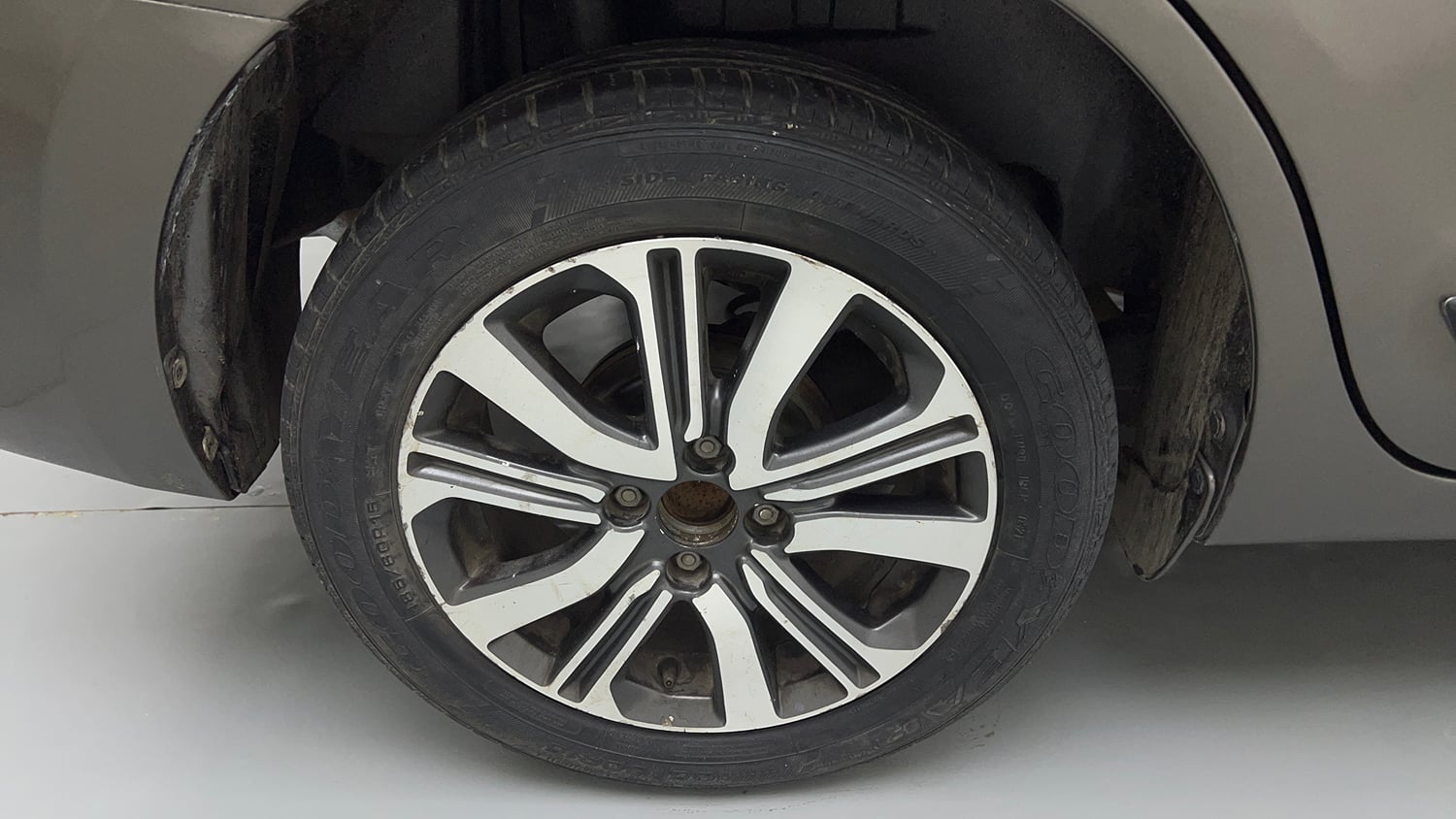 Used 2018 Maruti Suzuki Dzire VXi AMT Petrol Automatic tyres RIGHT REAR TYRE RIM VIEW