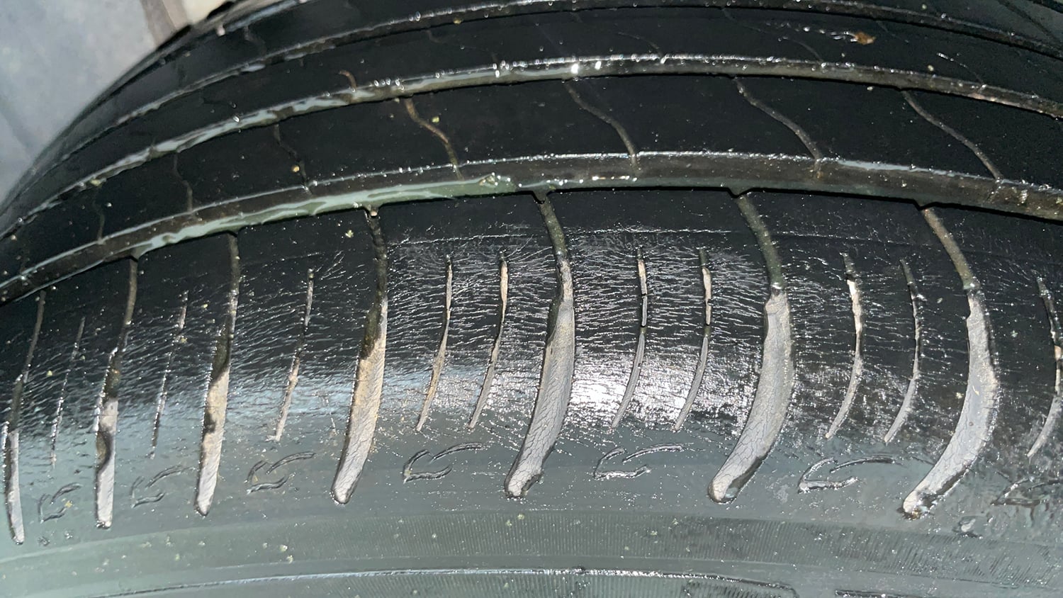 Used 2021 Mahindra XUV 300 W8 1.2 Petrol Petrol Manual tyres LEFT REAR TYRE TREAD VIEW
