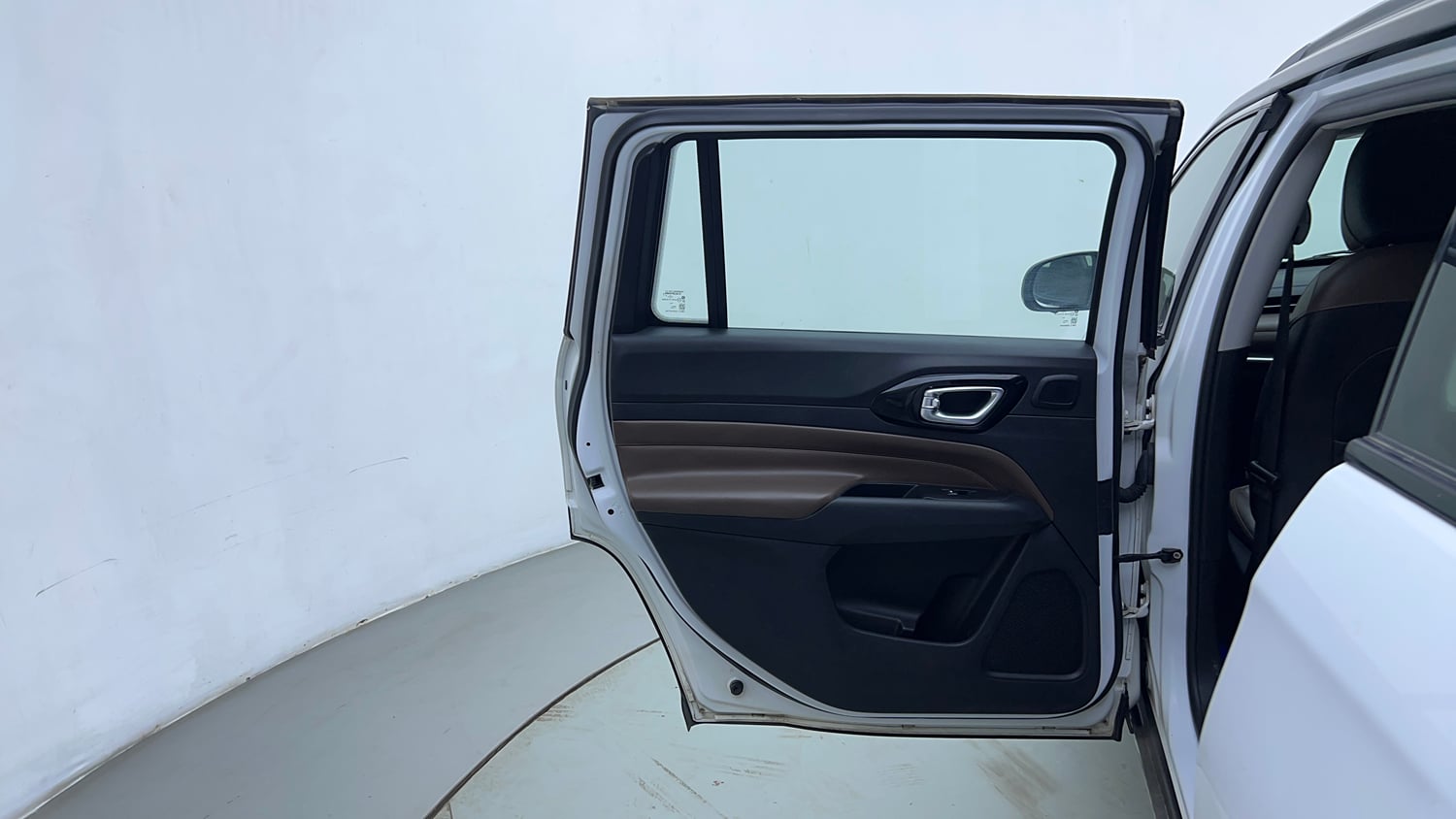 Used 2022 Jeep Meridian Limited (O) 4X2 AT Diesel Automatic interior LEFT REAR DOOR OPEN VIEW