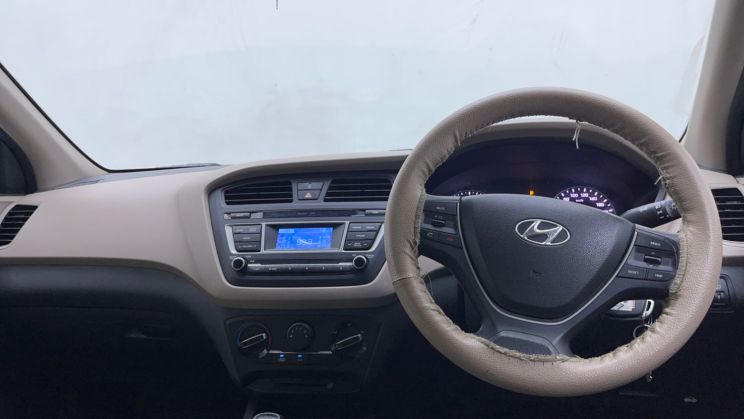 Used 2015 Hyundai Elite i20 Magna 1.2 Petrol Manual interior DASHBOARD VIEW