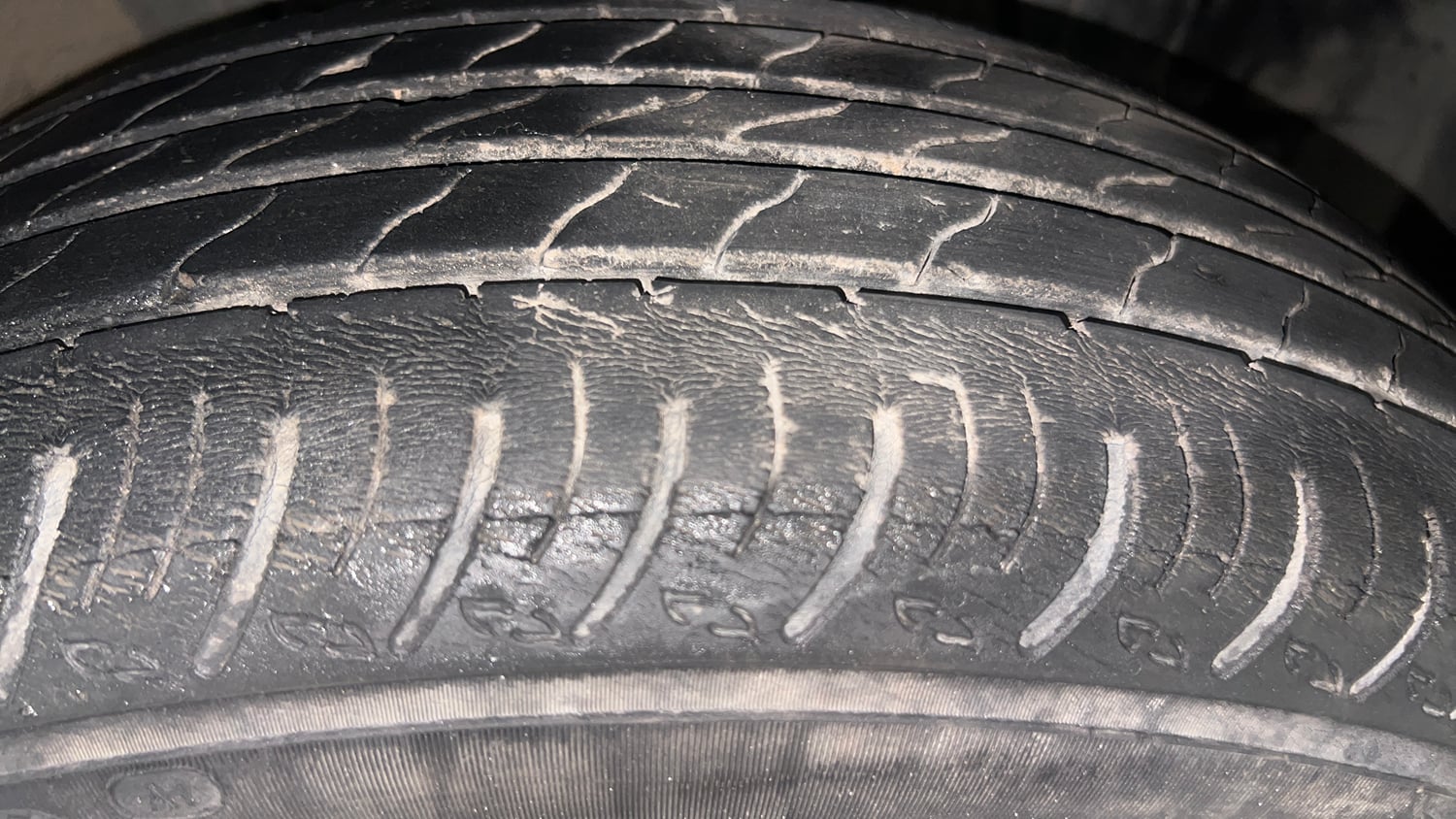 Used 2021 Renault Kiger RXT 1.0 Turbo MT Dual Tone Petrol Manual tyres RIGHT FRONT TYRE TREAD VIEW