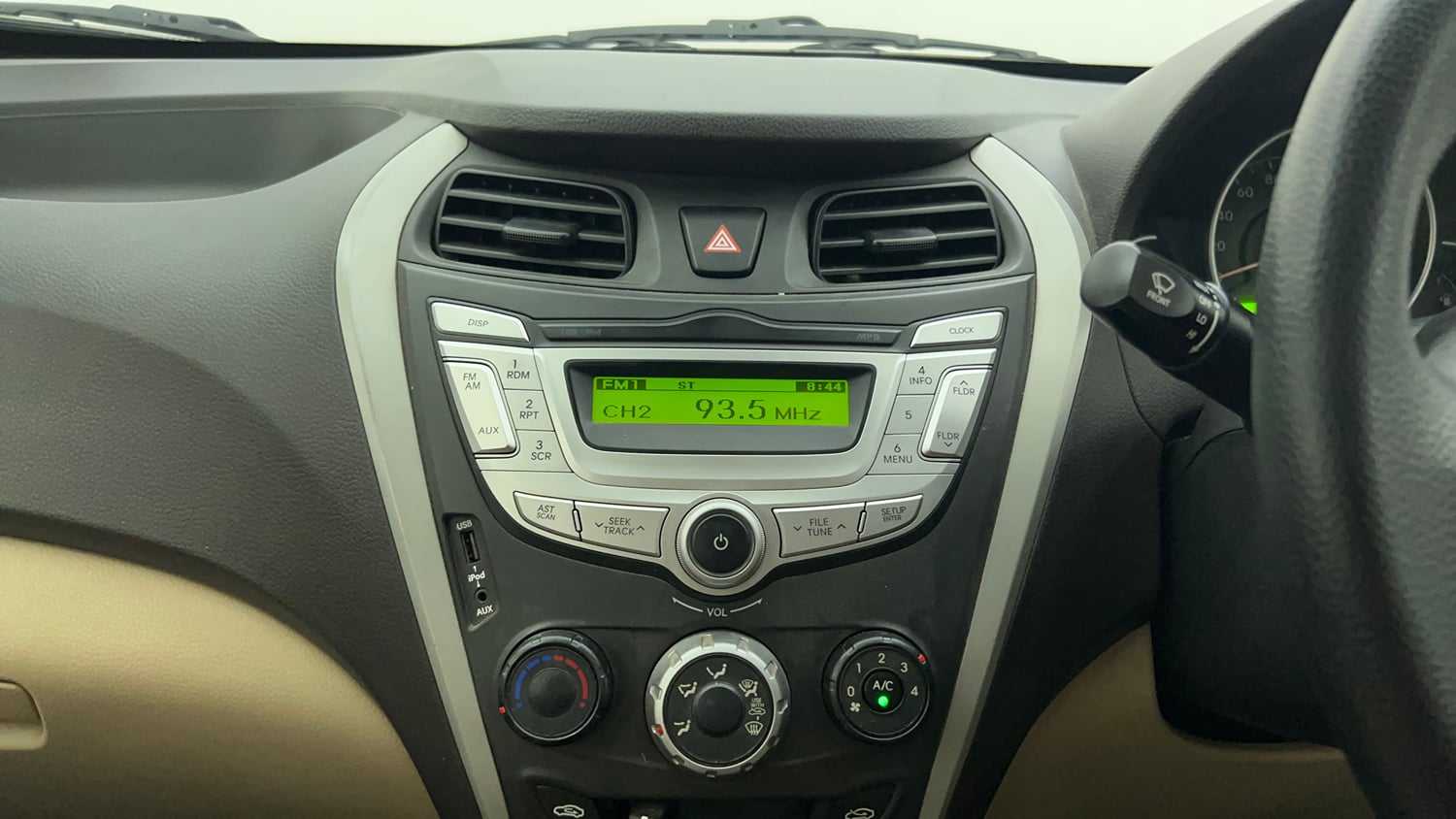 Used 2017 Hyundai Eon Magna + Petrol Manual interior MUSIC SYSTEM & AC CONTROL VIEW