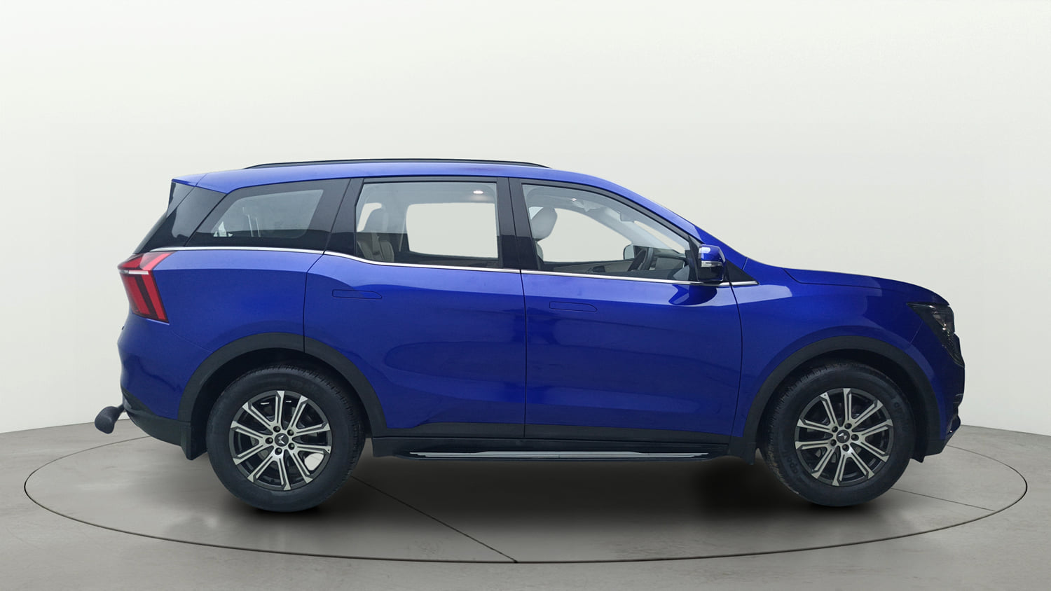 Used 2022 Mahindra XUV700 AX 7 Petrol AT 7 STR Petrol Automatic exterior RIGHT SIDE VIEW