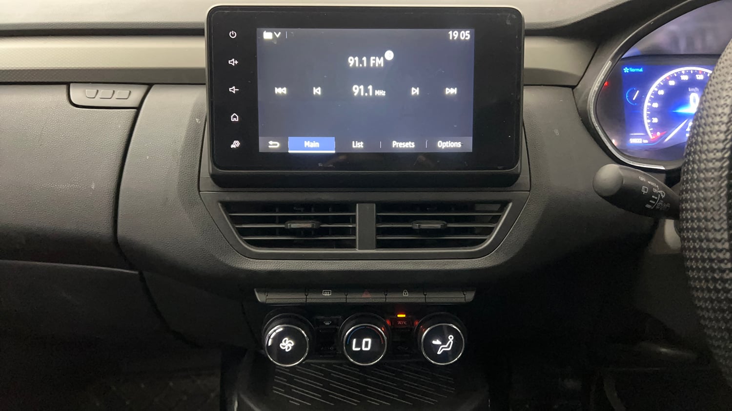 Used 2021 Renault Kiger RXZ MT Petrol Manual interior MUSIC SYSTEM & AC CONTROL VIEW