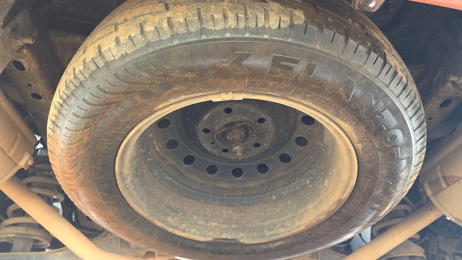 Used 2017 Mahindra XUV500 W4 Diesel Manual tyres SPARE TYRE VIEW