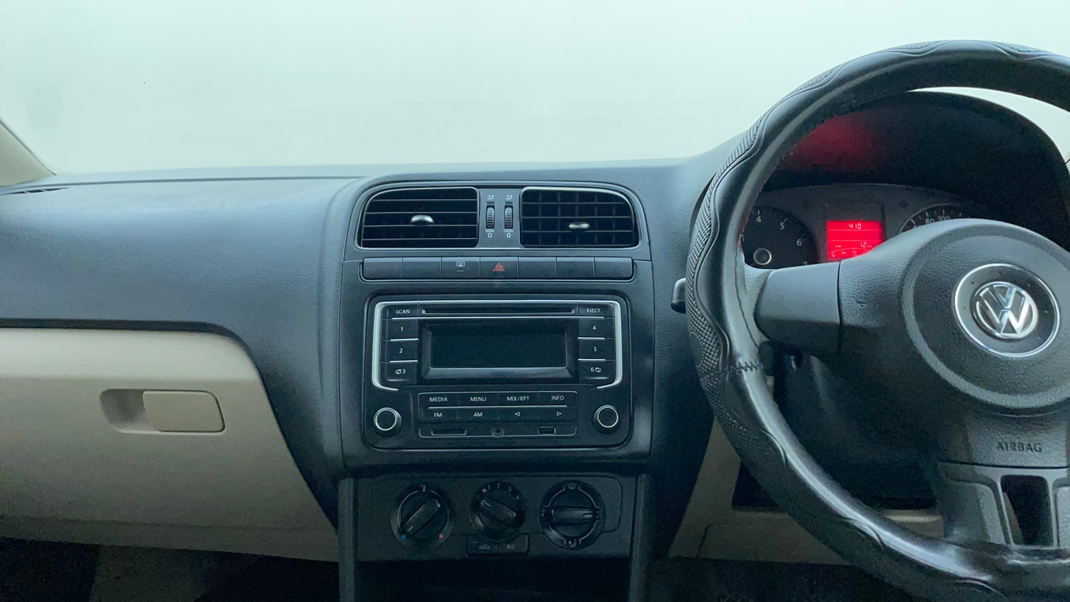 Used 2014 Volkswagen Polo Comfortline 1.2L (P) Petrol Manual interior MUSIC SYSTEM & AC CONTROL VIEW