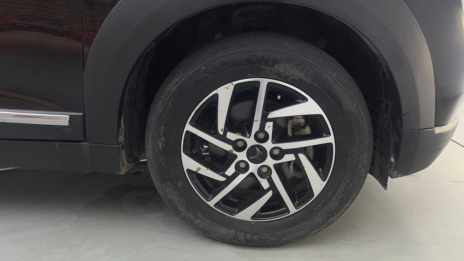 Used 2024 Mahindra XUV 3XO AX5 1.2 Petrol Petrol Manual tyres RIGHT FRONT TYRE RIM VIEW