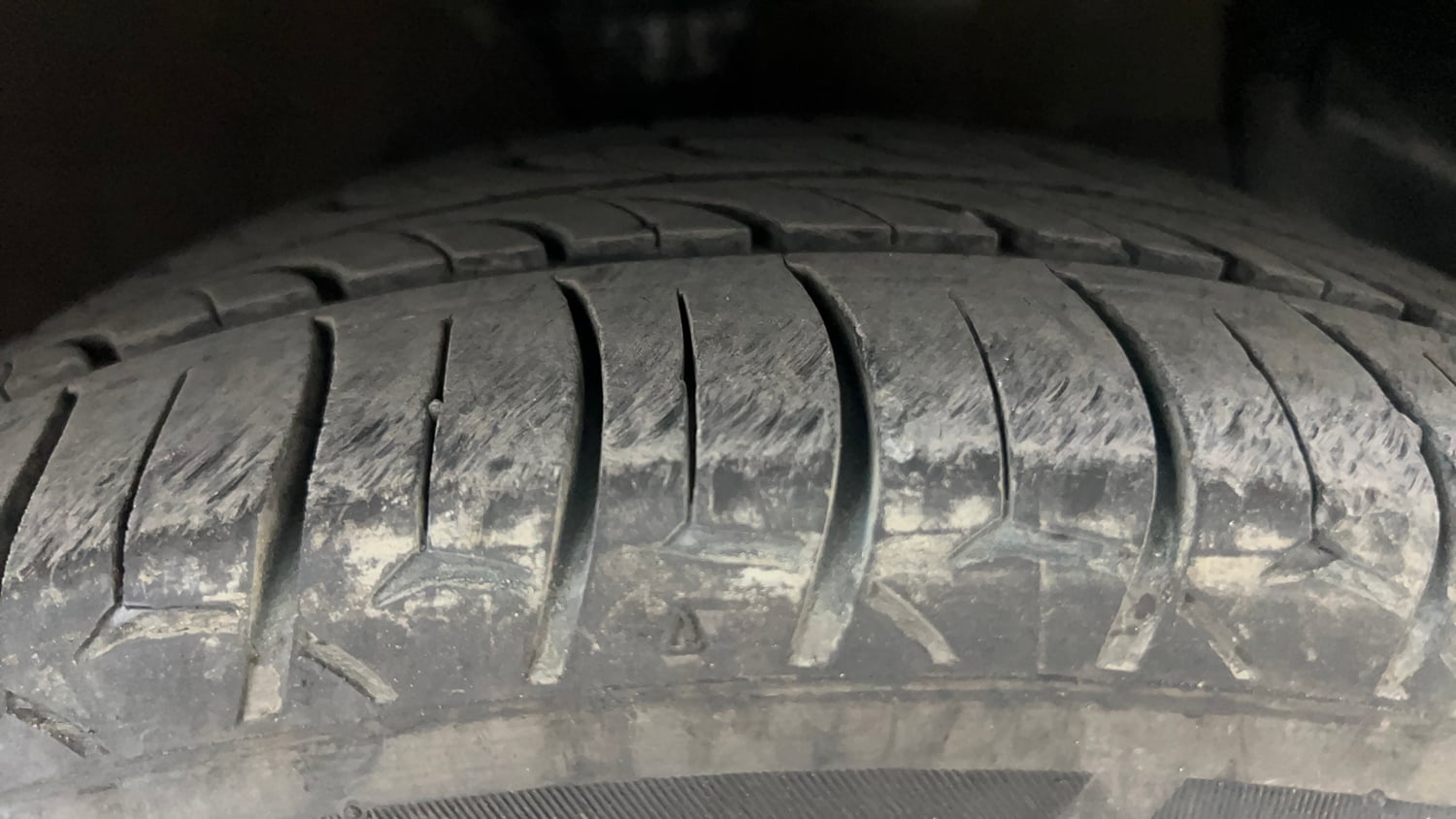 Used 2023 Hyundai Aura SX 1.2 CNG Cng Manual tyres RIGHT FRONT TYRE TREAD VIEW