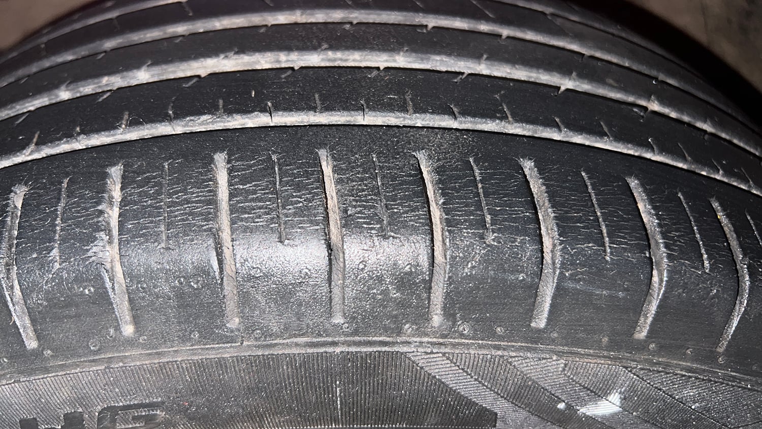 Used 2020 Maruti Suzuki Baleno Zeta Automatic Petrol Automatic tyres LEFT FRONT TYRE TREAD VIEW