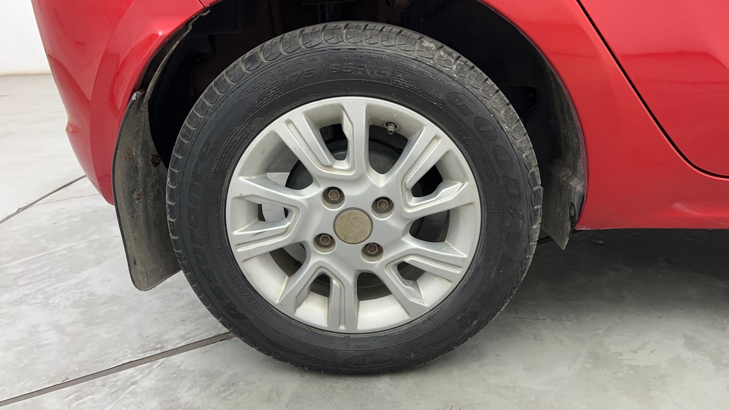 Used 2018 Tata Tiago Revotron XZ Petrol Manual tyres RIGHT REAR TYRE RIM VIEW