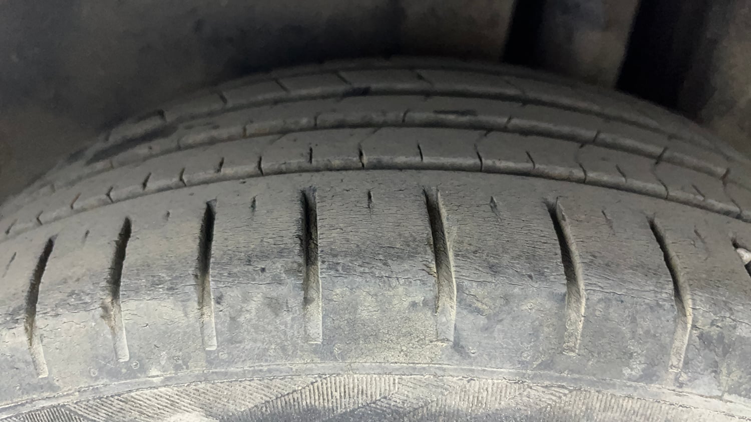 Used 2020 Maruti Suzuki Ciaz Alpha Hybrid 1.5 AT Petrol Automatic tyres LEFT REAR TYRE TREAD VIEW