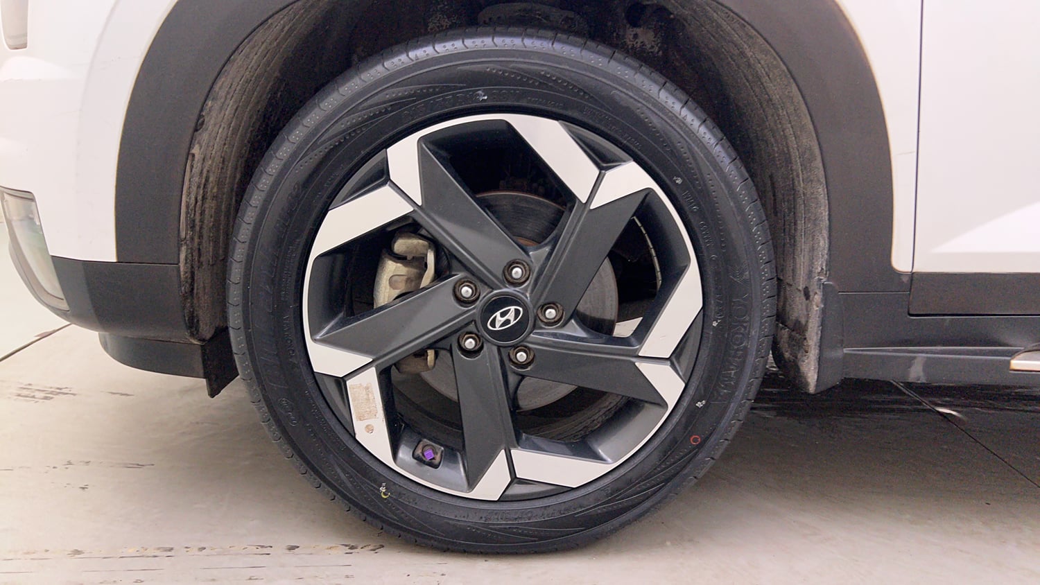 Used 2022 Hyundai Alcazar Signature (O) 6 STR 1.5 Diesel AT Diesel Automatic tyres LEFT FRONT TYRE RIM VIEW