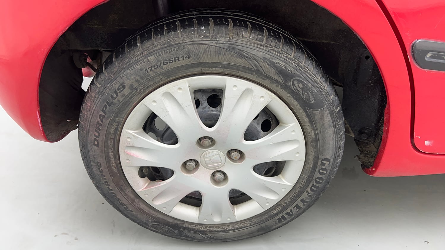 Used 2016 Honda Brio S MT Petrol Manual tyres RIGHT REAR TYRE RIM VIEW