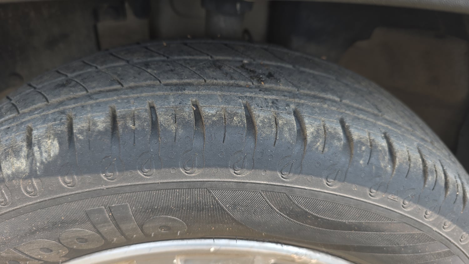 Used 2021 Renault Kwid RXT 1.0 Opt Petrol Manual tyres LEFT FRONT TYRE TREAD VIEW