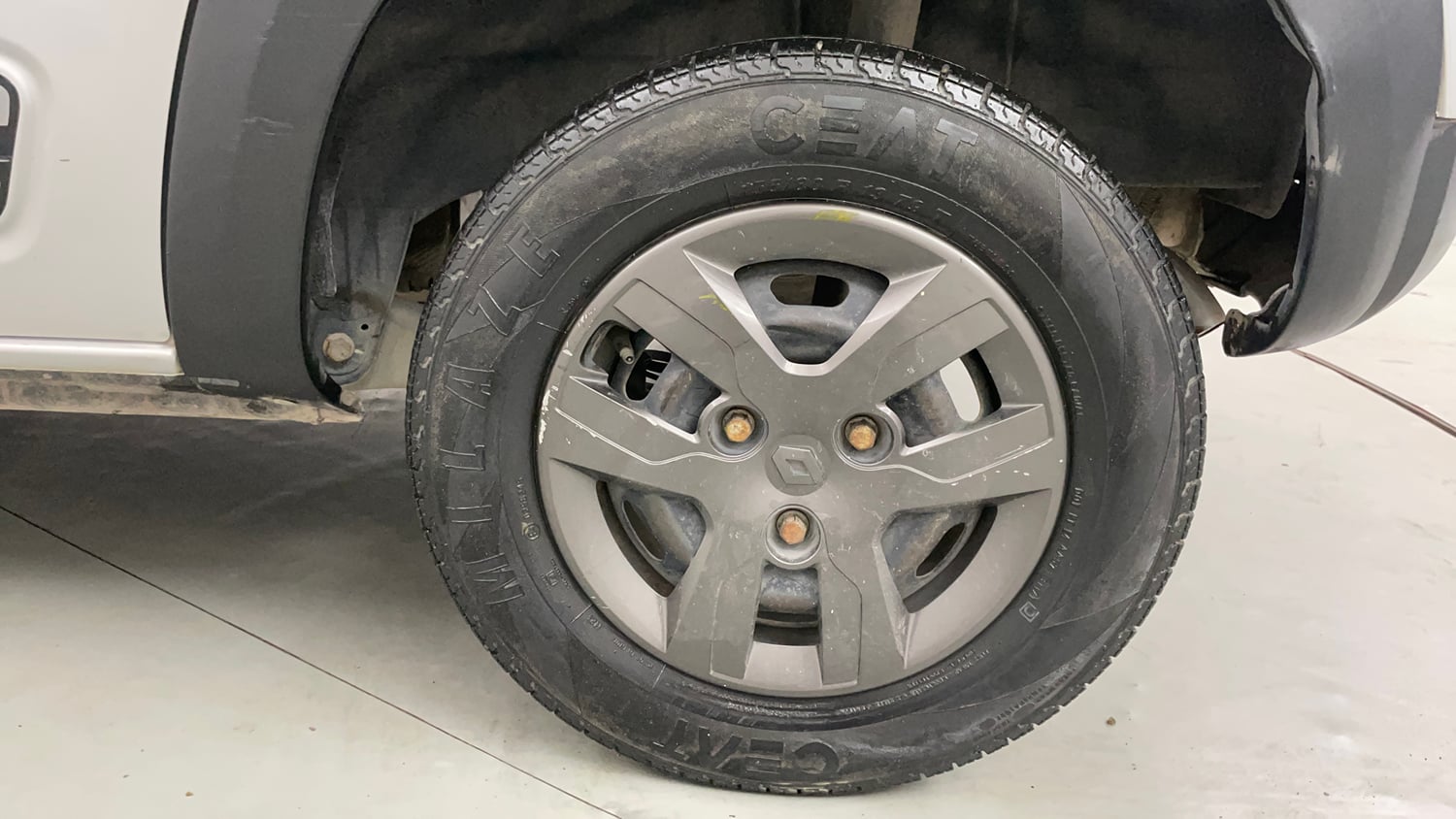 Used 2018 Renault Kwid 1.0 RXT AMT Opt Petrol Automatic tyres LEFT REAR TYRE RIM VIEW
