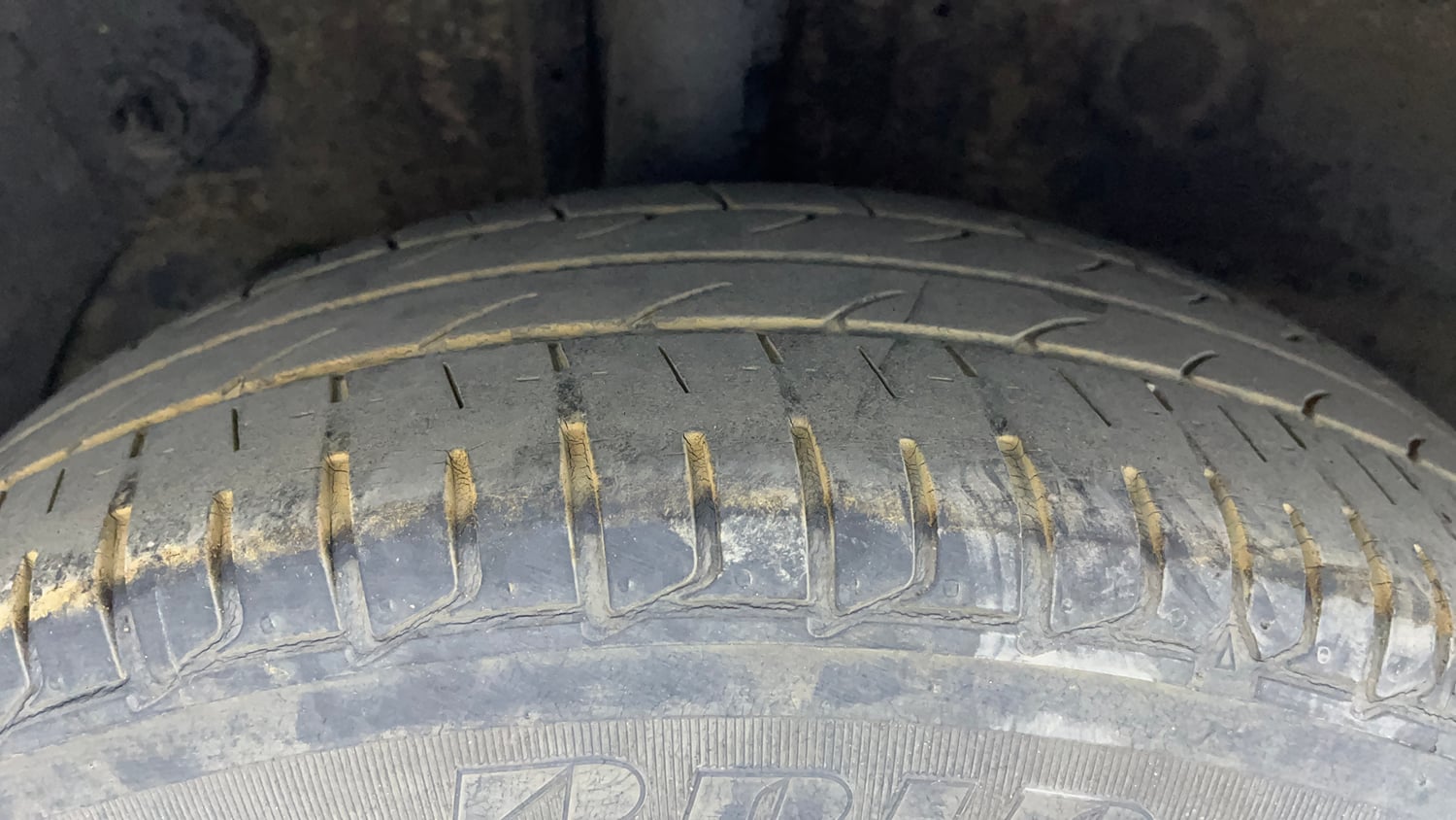 Used 2015 Hyundai Elite i20 Magna 1.2 Petrol Manual tyres RIGHT REAR TYRE TREAD VIEW