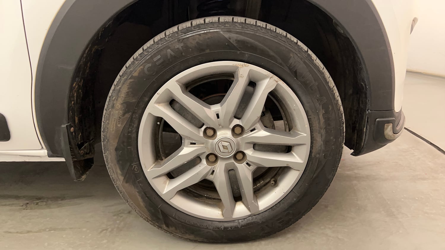 Used 2022 Renault Triber RXZ Petrol Manual tyres RIGHT FRONT TYRE RIM VIEW