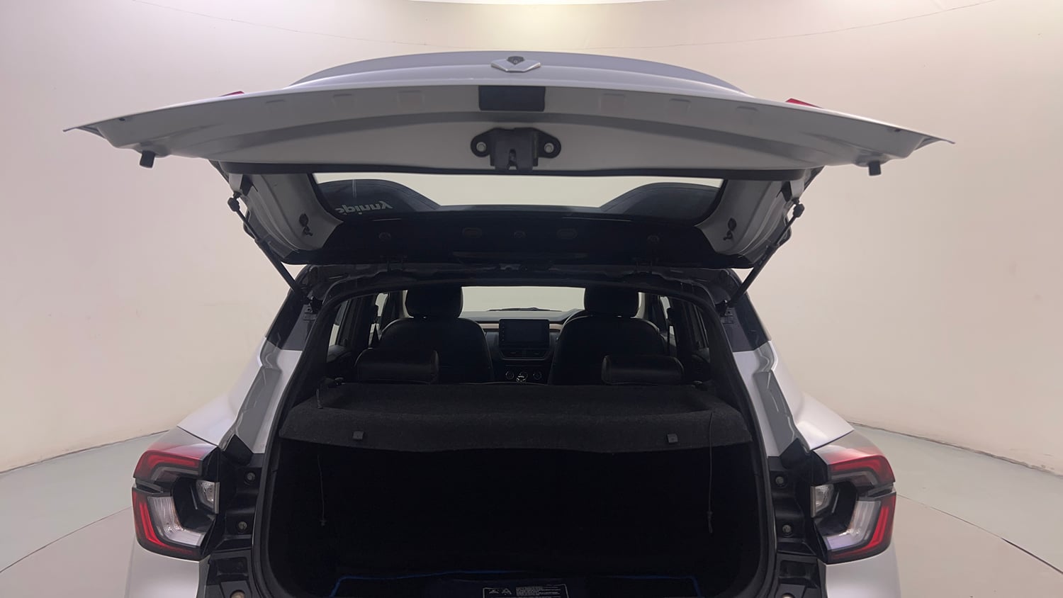 Used 2021 Renault Kiger RXT 1.0 Turbo MT Dual Tone Petrol Manual interior DICKY DOOR OPEN VIEW
