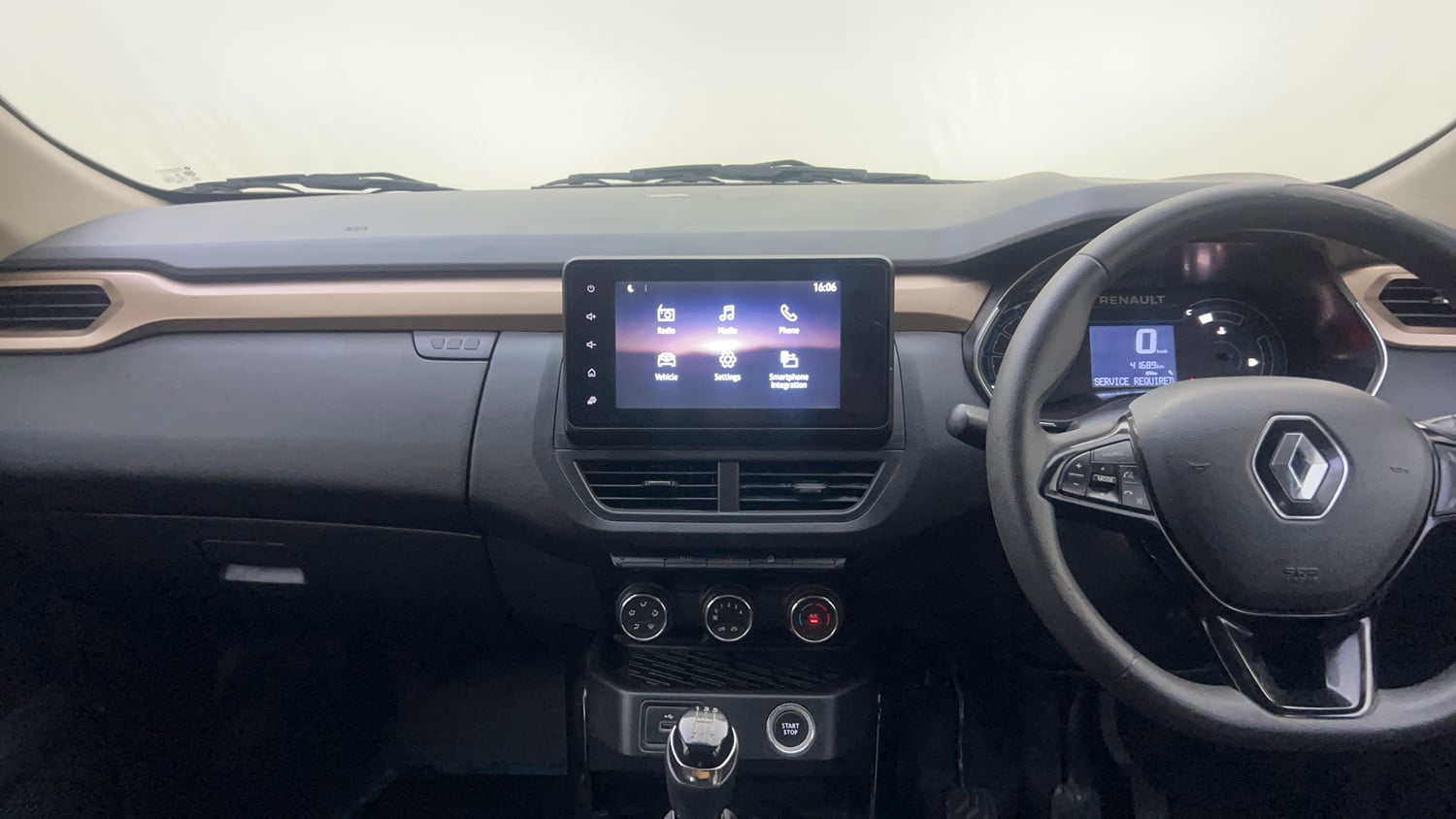 Used 2021 Renault Kiger RXT 1.0 Turbo MT Dual Tone Petrol Manual interior MUSIC SYSTEM & AC CONTROL VIEW