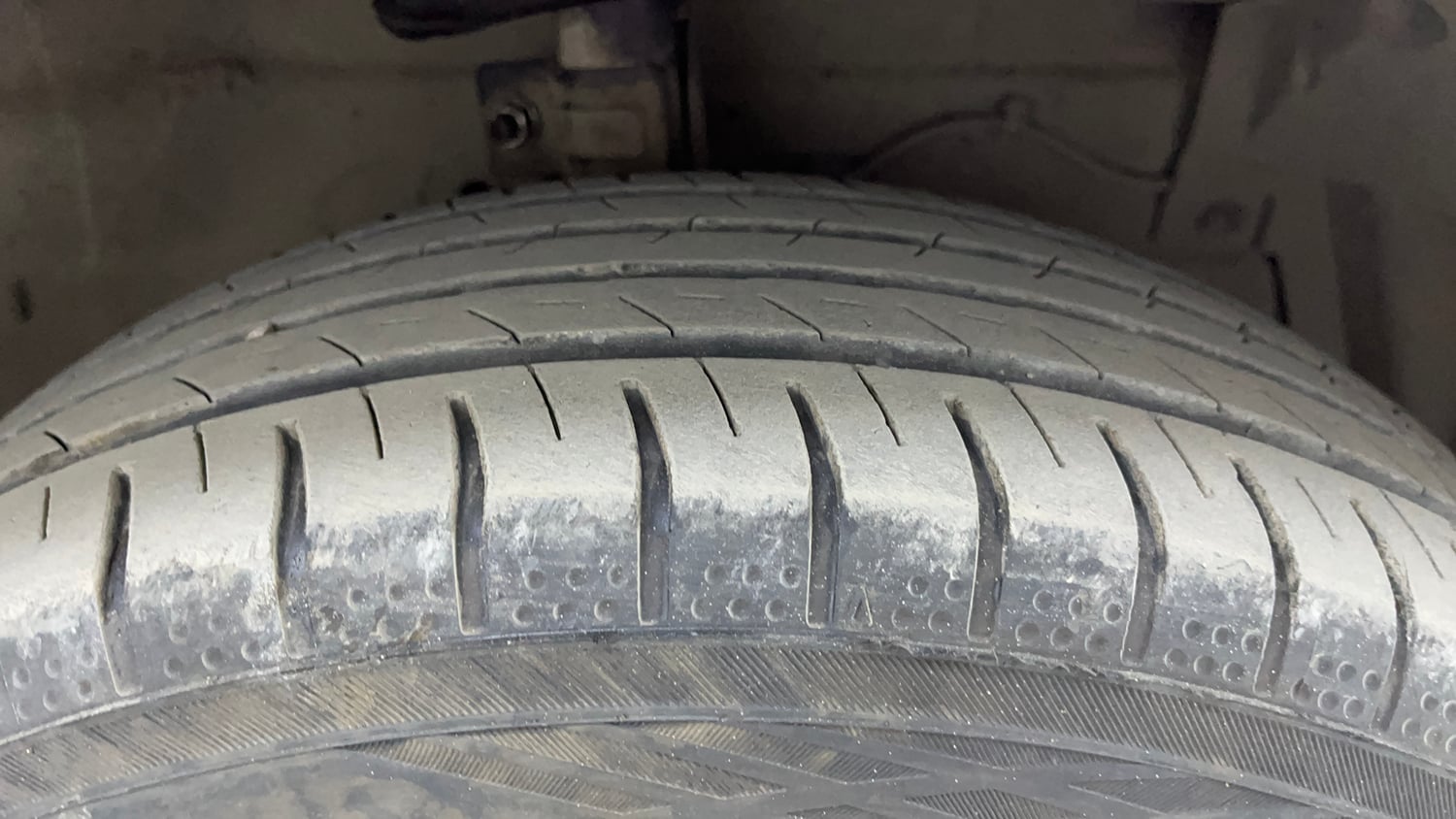 Used 2014 Maruti Suzuki Swift ZXi Petrol Manual tyres RIGHT FRONT TYRE TREAD VIEW