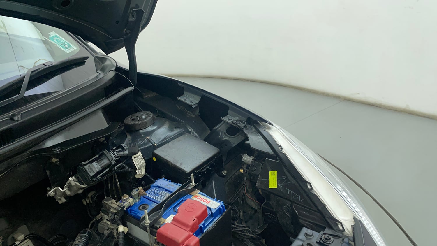 Used 2022 Maruti Suzuki Swift VXi Petrol Manual engine ENGINE LEFT SIDE HINGE & APRON VIEW