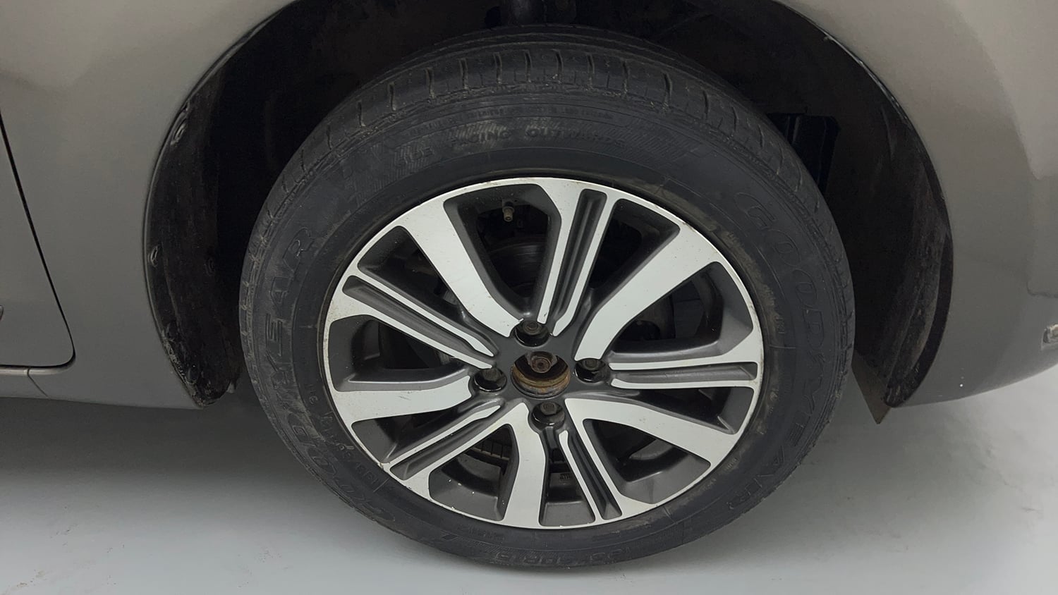 Used 2018 Maruti Suzuki Dzire VXi AMT Petrol Automatic tyres RIGHT FRONT TYRE RIM VIEW