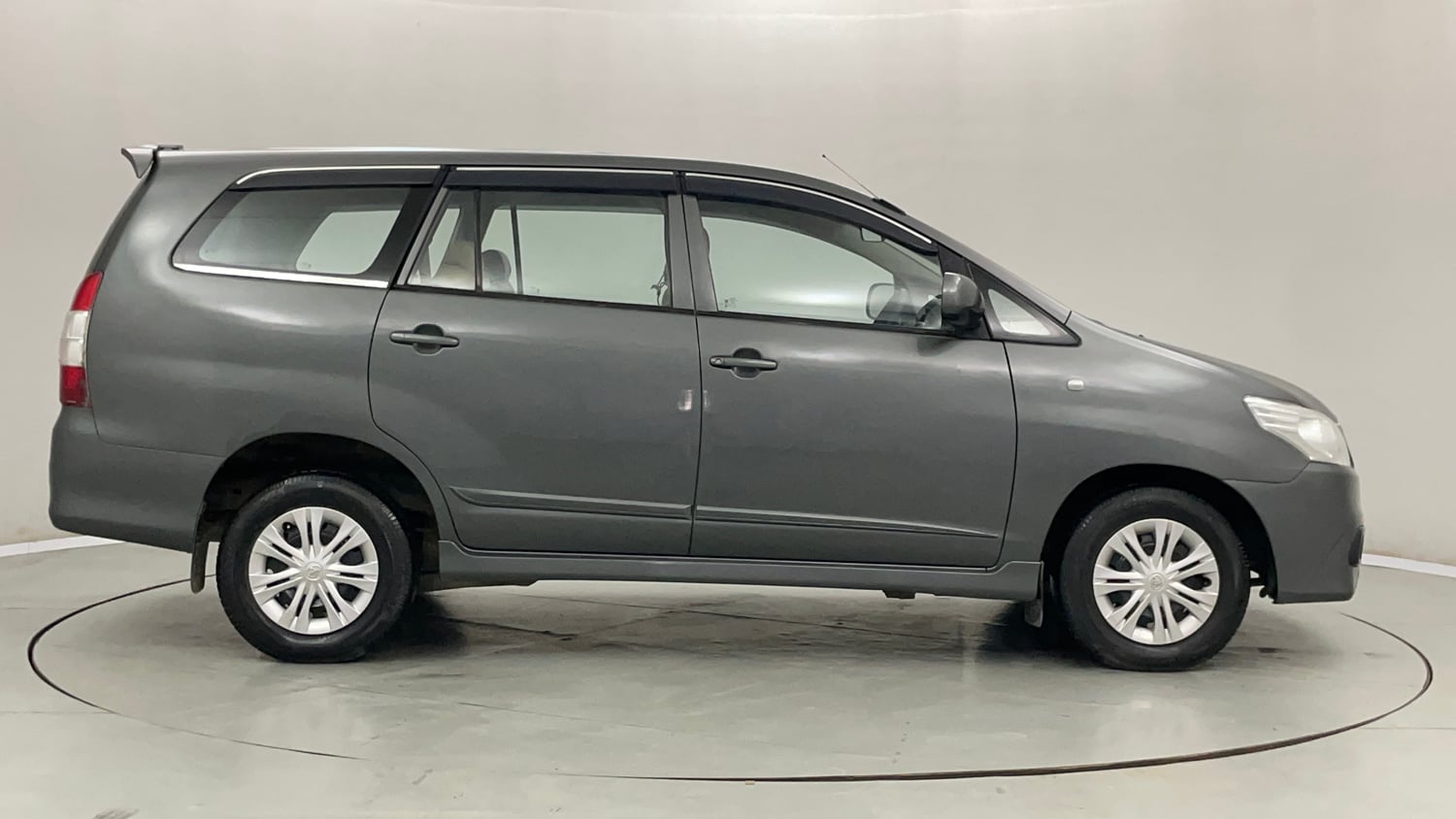 Used 2013 Toyota Innova 2.5 GX 8 STR BS-III Diesel Manual exterior RIGHT SIDE VIEW