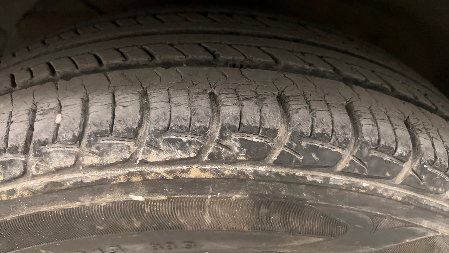 Used 2017 Maruti Suzuki Baleno Delta 1.2 AT Petrol Automatic tyres LEFT FRONT TYRE TREAD VIEW