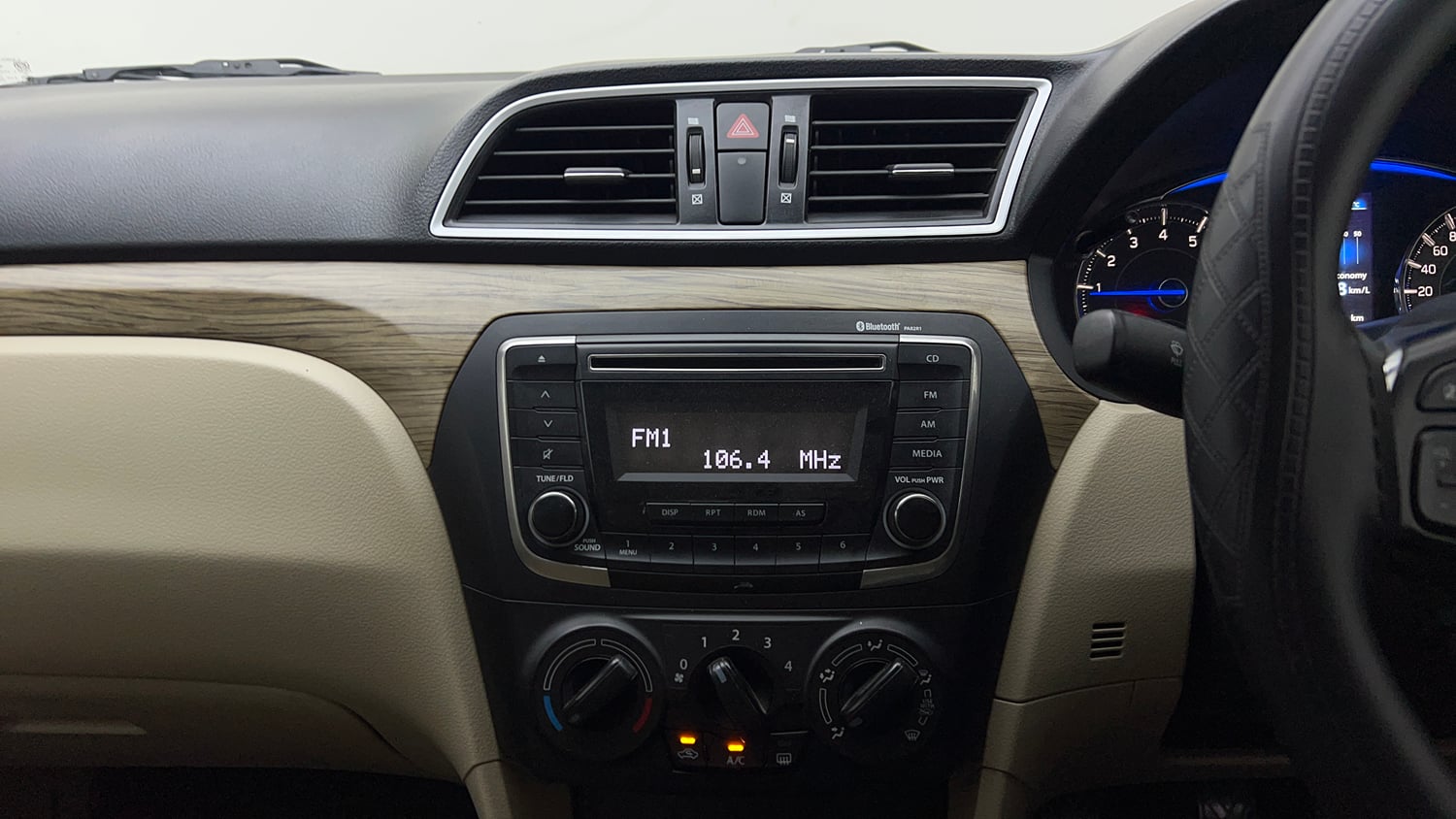 Used 2019 Maruti Suzuki Ciaz Sigma Hybrid 1.5 Petrol Manual top_features Integrated (in-dash) music system