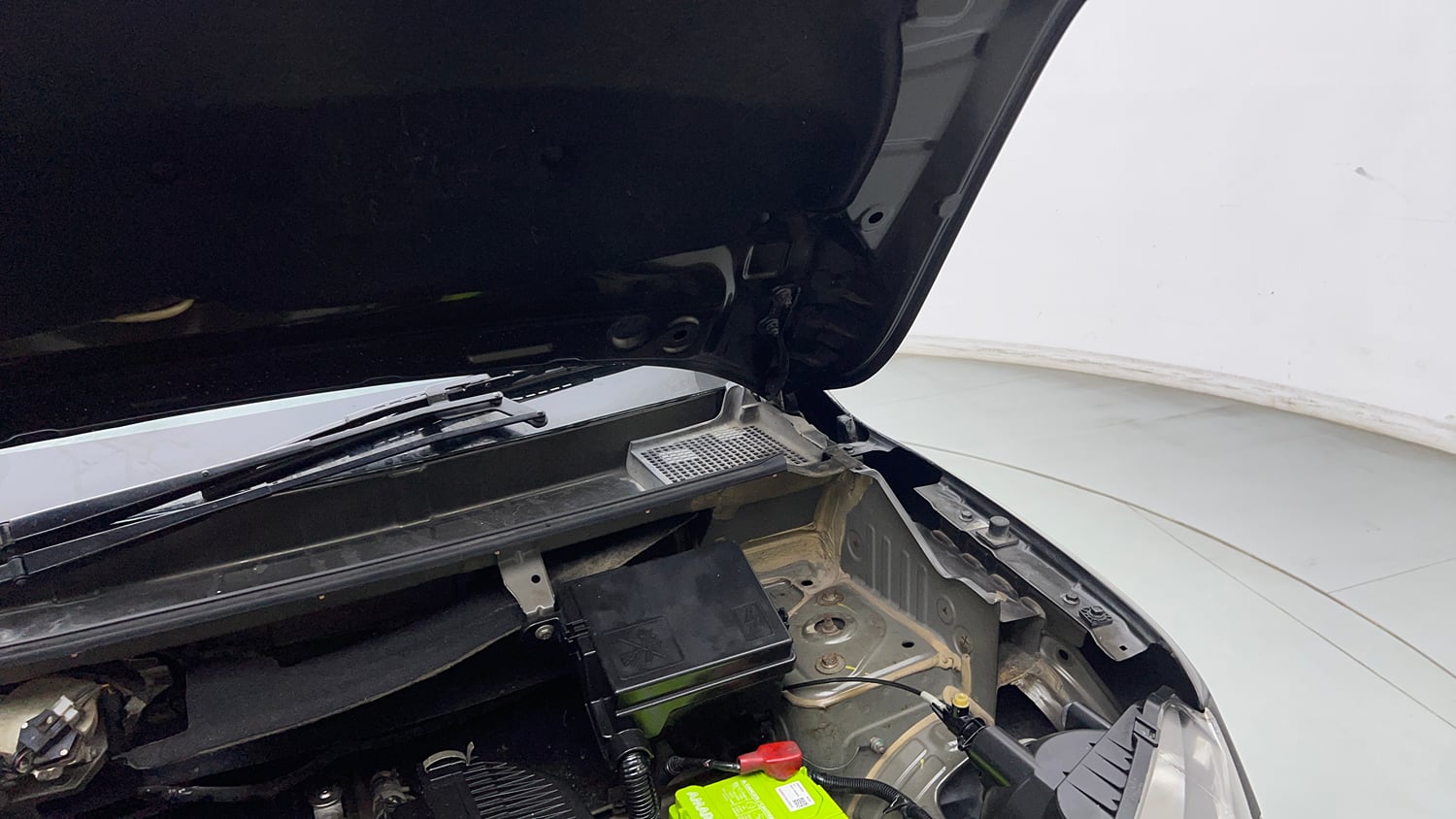 Used 2016 Renault Kwid RXT Petrol Manual engine ENGINE LEFT SIDE HINGE & APRON VIEW