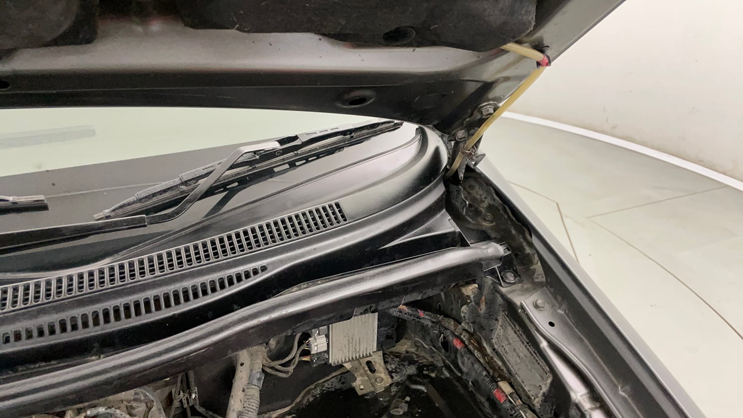 Used 2013 Toyota Innova 2.5 GX 8 STR BS-III Diesel Manual engine ENGINE LEFT SIDE HINGE & APRON VIEW