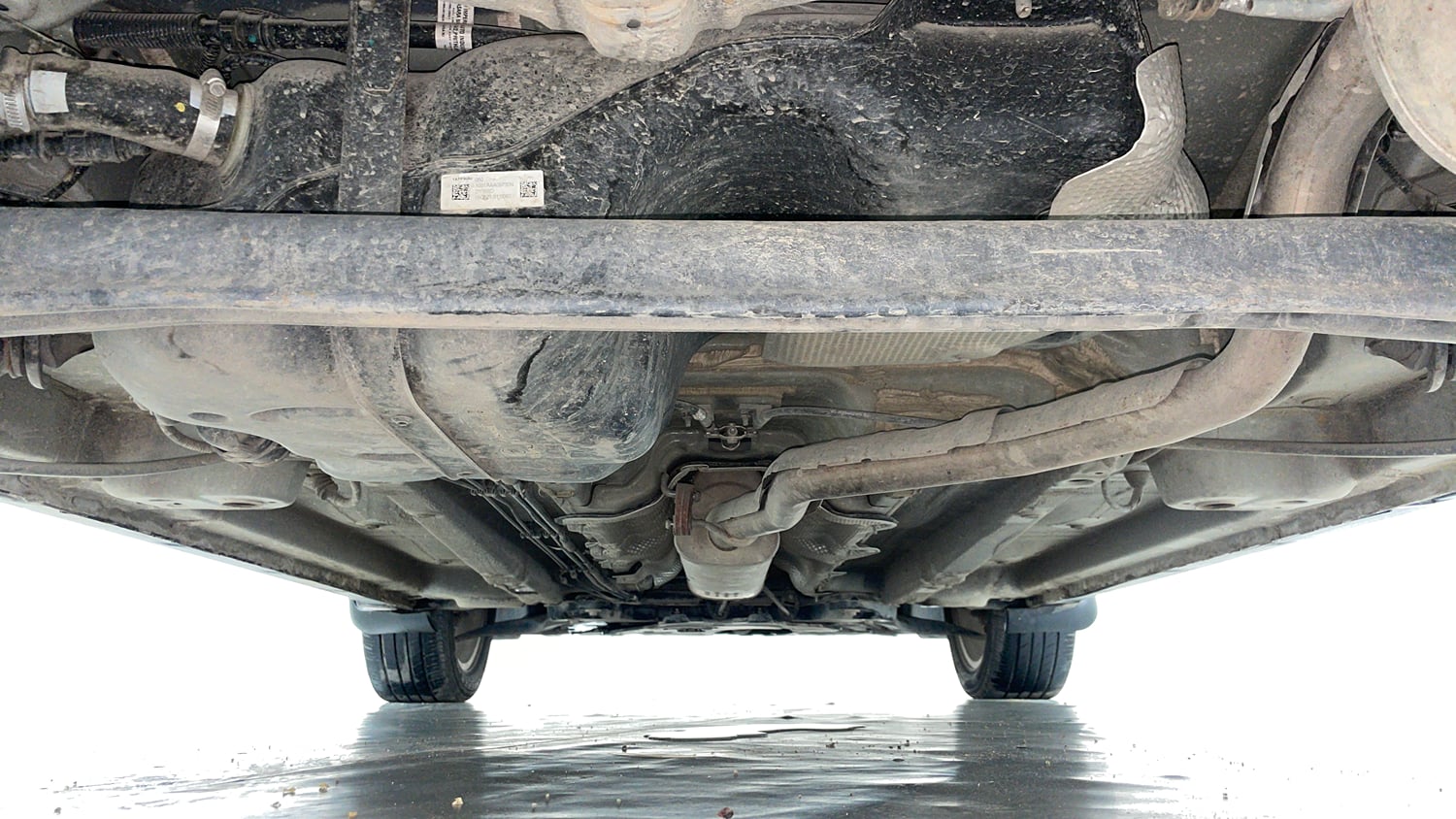 Used 2021 Mahindra XUV 300 W8 1.2 Petrol Petrol Manual extra REAR UNDERBODY VIEW (TAKEN FROM REAR)