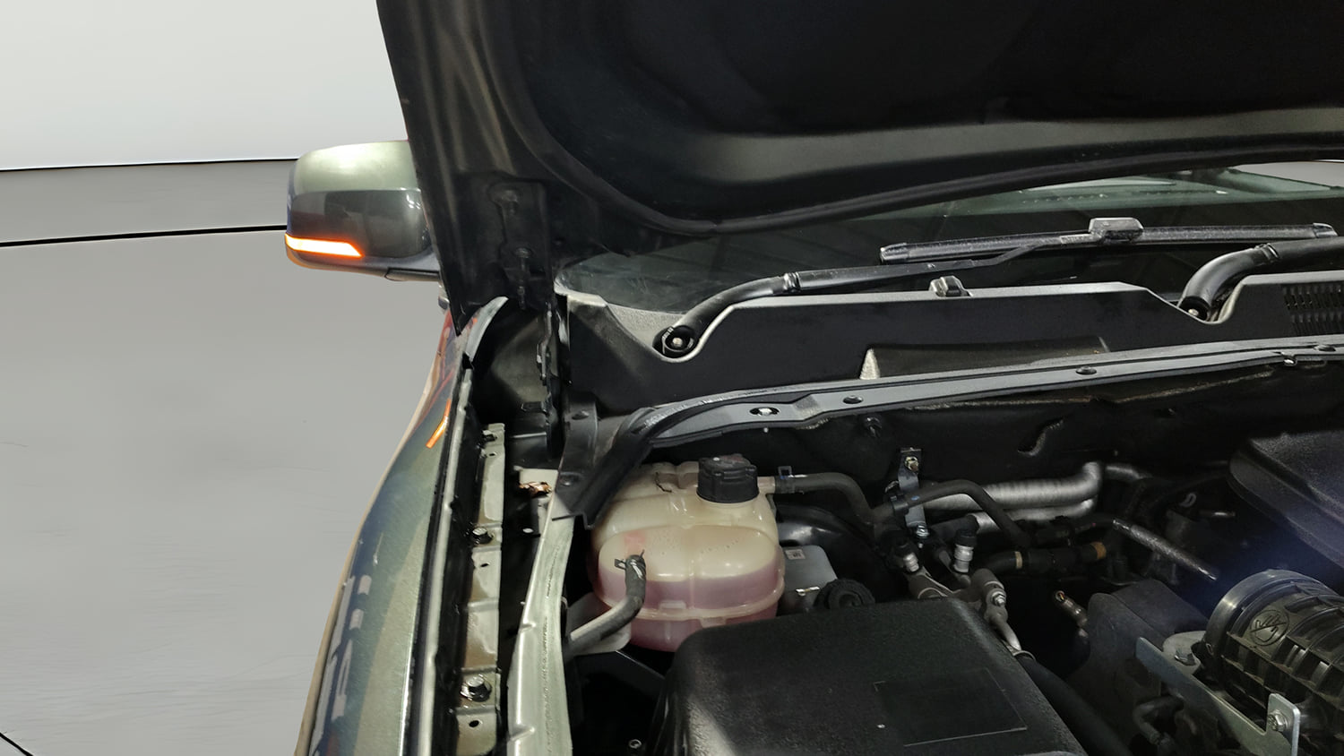 Used 2022 Mahindra Scorpio N Z8 L Petrol MT 7 STR Petrol Manual engine ENGINE RIGHT SIDE HINGE & APRON VIEW