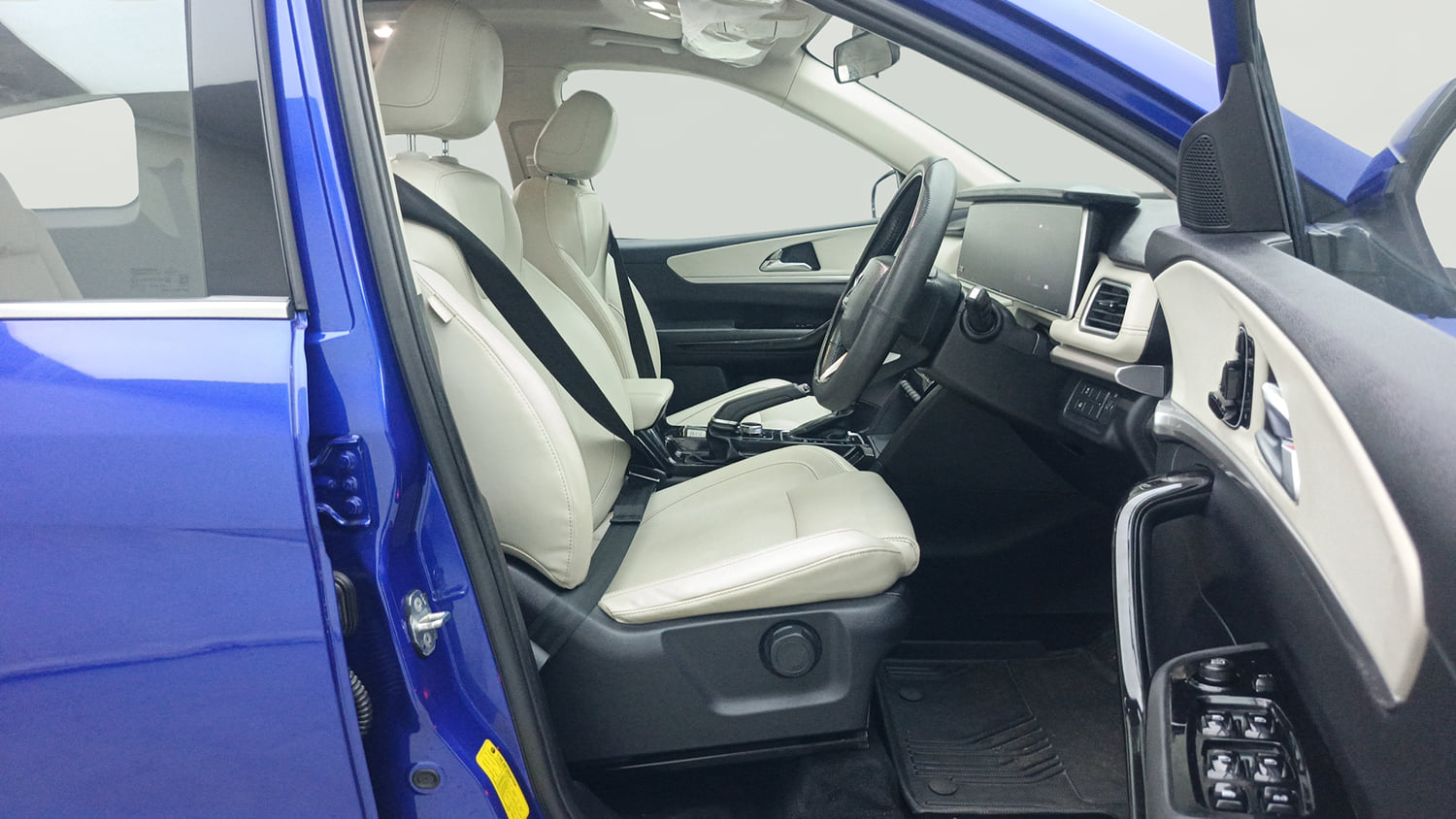 Used 2022 Mahindra XUV700 AX 7 Petrol AT 7 STR Petrol Automatic interior RIGHT SIDE FRONT DOOR CABIN VIEW