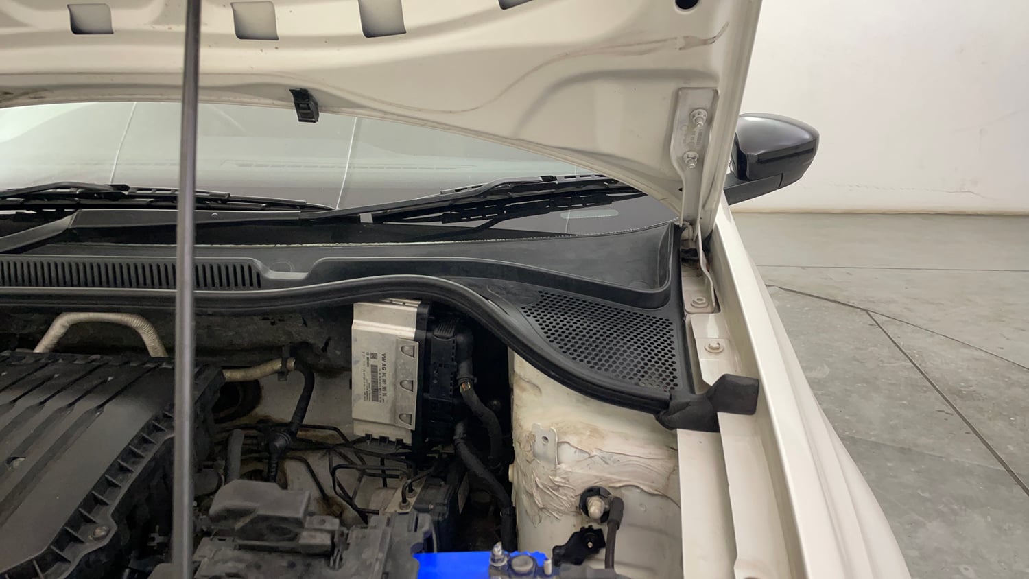Used 2018 Volkswagen Polo Highline Plus 1.0 (P) 16 Alloy Petrol Manual engine ENGINE LEFT SIDE HINGE & APRON VIEW