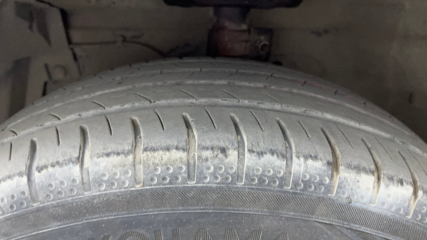 Used 2014 Maruti Suzuki Swift ZXi Petrol Manual tyres LEFT FRONT TYRE TREAD VIEW