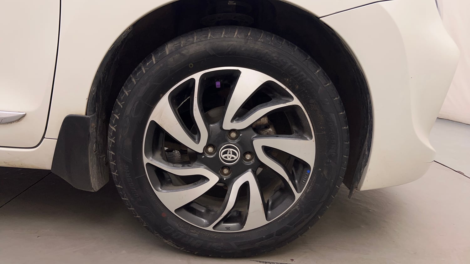 Used 2020 Toyota Glanza G CVT Petrol Automatic tyres RIGHT FRONT TYRE RIM VIEW