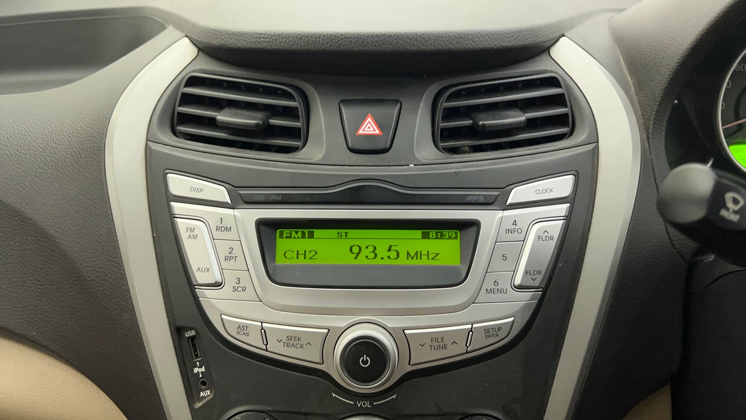 Used 2017 Hyundai Eon Magna + Petrol Manual top_features Integrated (in-dash) music system