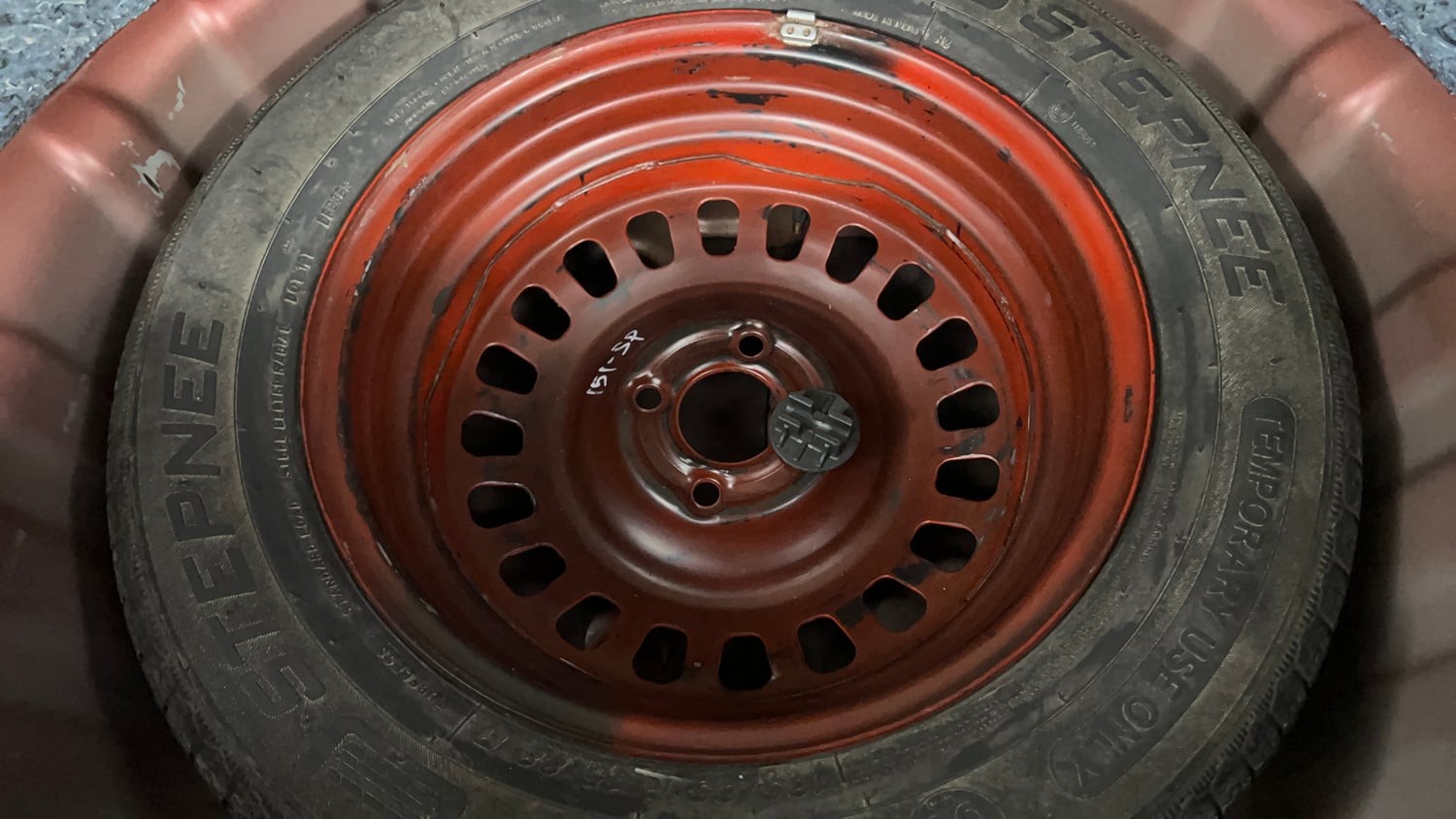 Used 2022 Nissan Magnite XV Executive Petrol Manual tyres SPARE TYRE VIEW