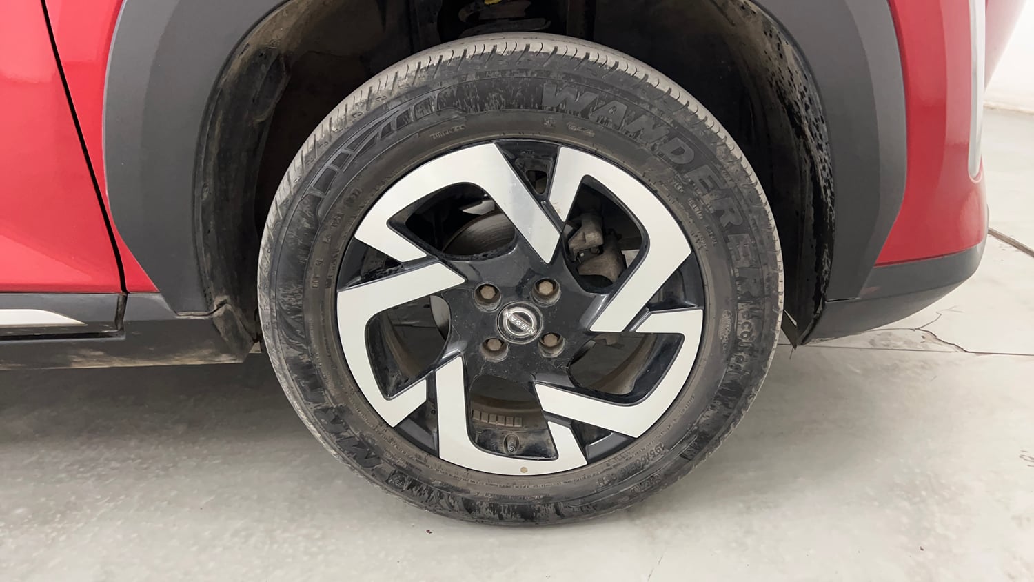 Used 2022 Nissan Magnite XV Executive Petrol Manual tyres RIGHT FRONT TYRE RIM VIEW